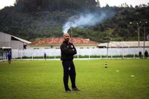 Técnico completa 15 anos de carreira e visa proposta para temporada 2024