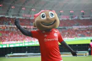 Gaúcho: Repórter acusa mascote do Internacional de importunação sexual durante o Gre-nal