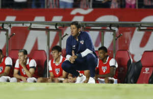 Paulistão: São Paulo perde dupla de zaga titular e inscreve jogador lesionado