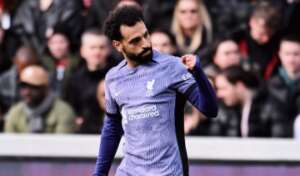 INGLÊS: Salah brilha, Liverpool goleia Brentford e se assegura na liderança
