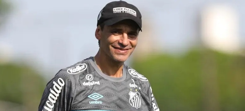Santos quita dívida com ex-técnico Fabián Bustos e espera fim de punição da Fifa