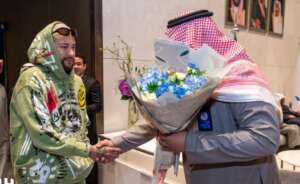 Neymar ganha buquê de flores em seu retorno à Arábia Saudita para recuperação
