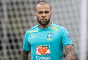 Julgamento de Daniel Alves: 1º dia tem jogador em silêncio e mulher reafirmando agressão sexual