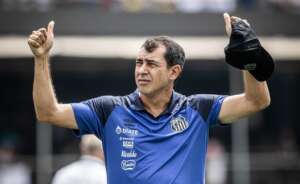 Carille ressalta força da Vila Belmiro após vitória do Santos no MorumBIS