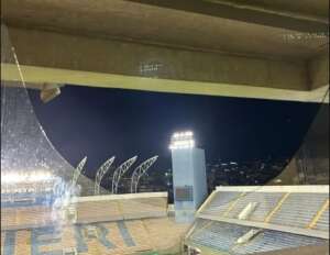 Vidro é quebrado em camarote da Arena Barueri, após o 2º gol do Corinthians no clássico