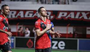GOIANO: Com gol de Love, Atlético confirma reação, vence o Iporá e cola no G4