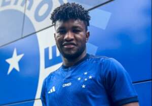 Mineiro: Equatoriano Cifuentes chega a BH e veste a camisa do Cruzeiro: 'Muito emocionado'