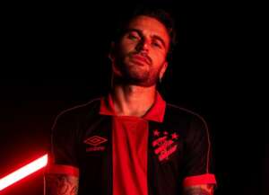 Pernambucano: Lucas Lima chega a Recife e veste a camisa do Sport pela primeira vez