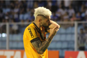 Vizeu joga mesmo após morte de pai e ajuda Criciúma a vencer clássico no Catarinense: 'Para ele'