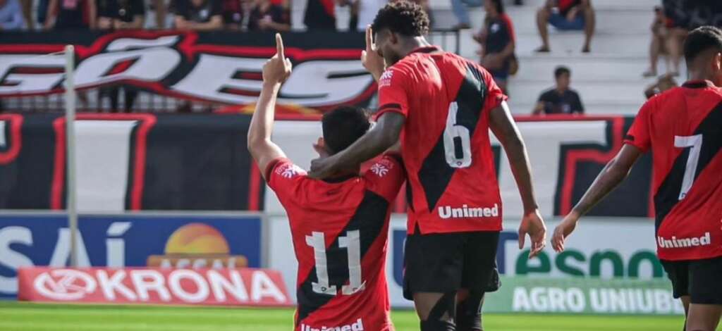 GOIANO: Em jogo adiado, Atlético Goianiense vence o CRAC e cola nos líderes