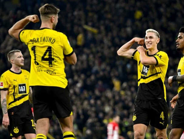 ALEMÃO: Borussia Dortmund supera Freiburg em dia de protesto contra investimento estrangeiro