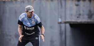 Santos faz treino descontraído e meia Otero acerta 'golpe de Popó' no volante Rincón