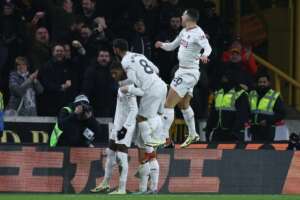 INGLÊS: Rashford volta após balada e multa e marca em empolgante vitória do United