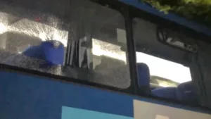 Supercopa Rei: Torcedor do São Paulo atira garrafa e quebra vidro de ônibus do Palmeiras