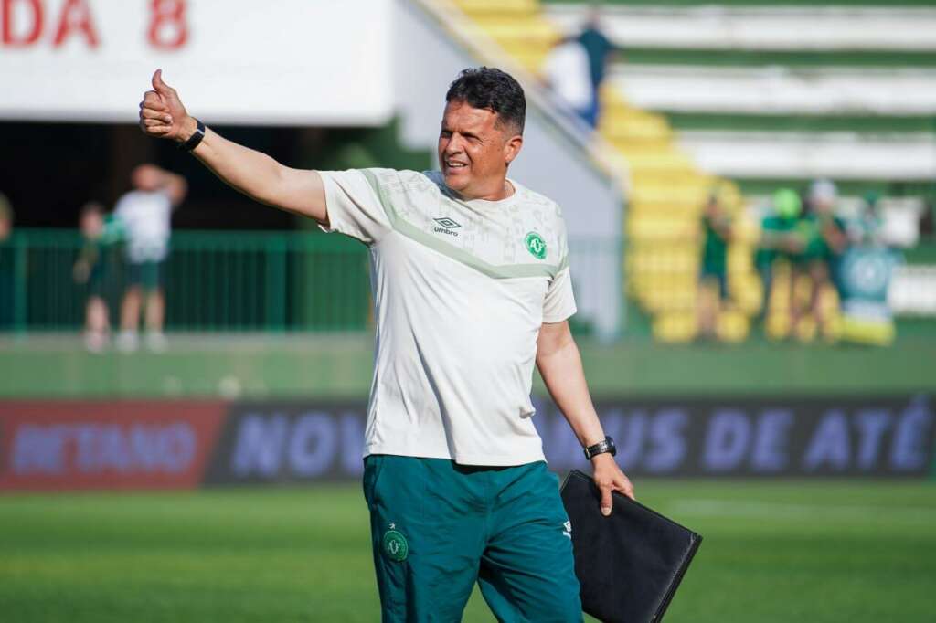 Catarinense: Treinador cobra diretoria da Chapecoense sobre arbitragem: ‘Tem que se posicionar’