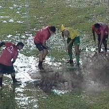 Copa do Brasil: Campo alaga e Deyverson, do Cuiabá, pega rodo para tentar tirar água de gramado