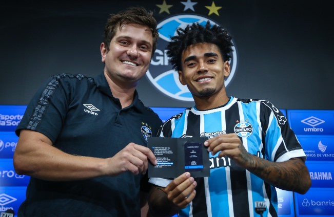 Du Queiroz veste camisa e se diz pronto para estrear pelo Grêmio