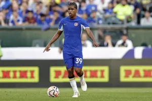 Inglês: Chelsea acerta empréstimo do volante Andrey Santos ao francês Strasbourg