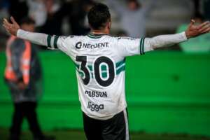 PARANAENSE: Robson faz 2, Coritiba segura Maringá e assume a liderança