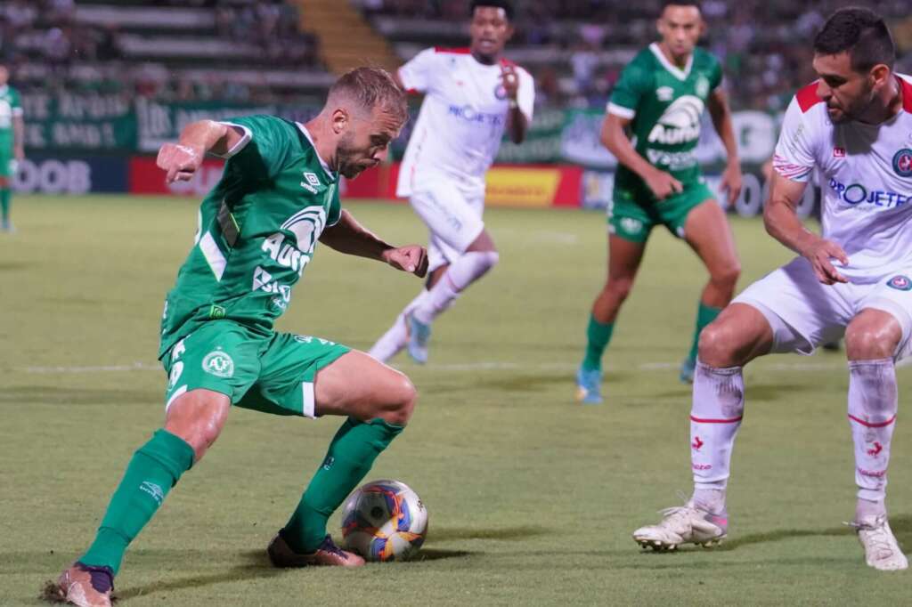 Entre o céu e inferno, elenco da Chapecoense inicia preparação para ‘jogo da vida’