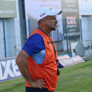 Ainda sem vencer, técnico confirma saída de lanterna do Goiano