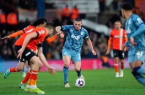 INGLÊS: Aston Villa abre 2 a 0, cede empate, mas vence Luton Town com gol no final