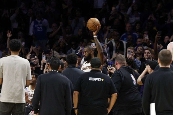 LeBron James chega a 40 mil pontos na NBA em derrota dos Lakers para os Nuggets
