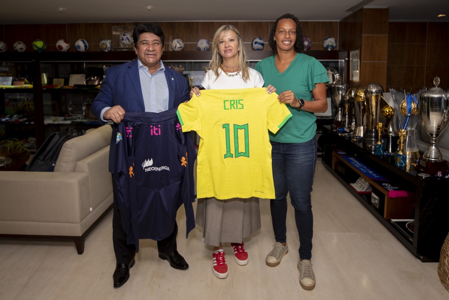 Cris Gambaré é nova coordenadora da seleção brasileira feminina após nove anos no Corinthians