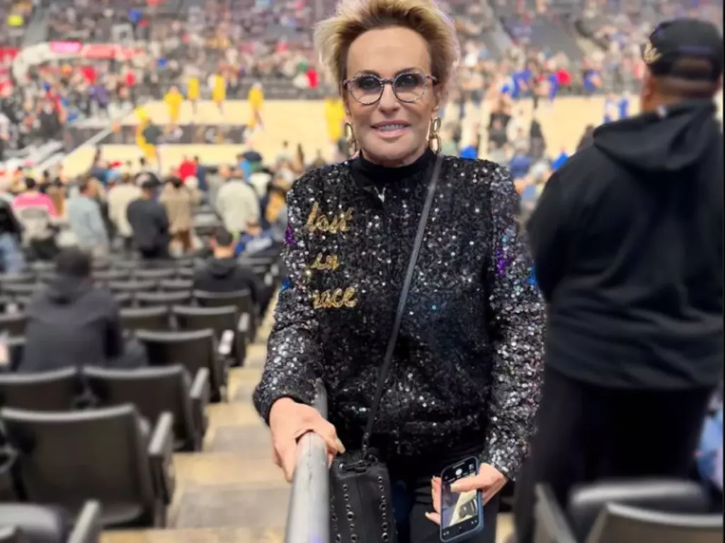 Ana Maria Braga se diverte na NBA com look brilhante, mas não conhece o astro Jayson Tatum