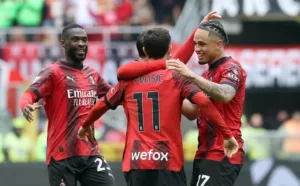 ITALIANO: Milan vence fora de casa e Juventus tropeça contra a Lazio