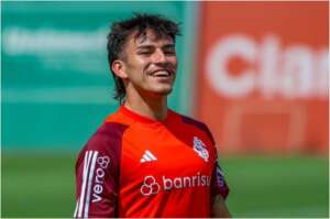 Bernabei elogia elenco do Internacional na chegada ao Brasil e fala em 'ganhar tudo'