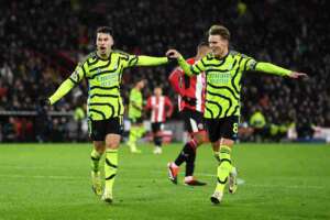 INGLÊS: Arsenal atropela lanterna e segue na perseguição aos líderes