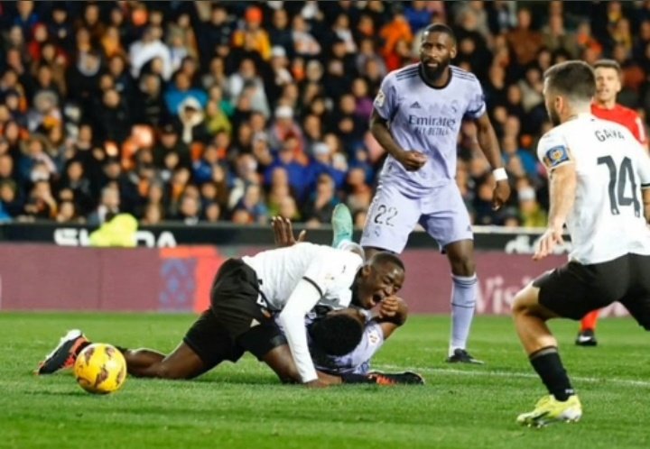 Espanhol: Lesão gravíssima de jogador do Valencia causa comoção: ‘Prioridade é voltar a andar’