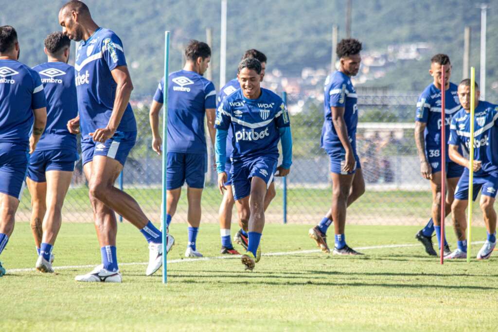 Com problemas nas laterais, Barroca começa semana fazendo testes no Avaí visando classificação