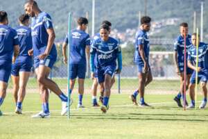 Com problemas nas laterais, Barroca começa semana fazendo testes no Avaí visando classificação