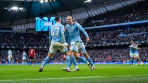 INGLÊS: Foden faz dois, City bate United e continua na vice-liderança