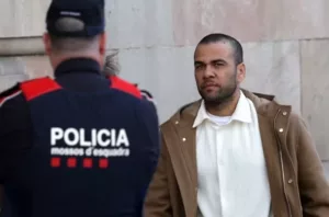 Daniel Alves se apresenta pela 1ª vez à Justiça da Espanha após conseguir liberdade provisória