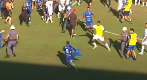 Paulista A2: Jogador do Monte Azul pega cadeira em confusão, passa mal e é retirado de ambulância