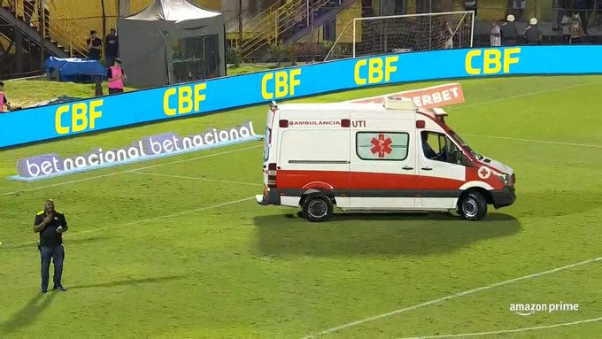 Jogador do São Bernardo é levado de ambulância após choque com Yuri Alberto, do Corinthians