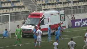 Paulista A3: Jogador do Marília bate a cabeça em placa de publicidade e é retirado de ambulância