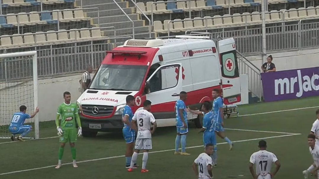 Paulista A3: Jogador do Marília bate a cabeça em placa de publicidade e é retirado de ambulância