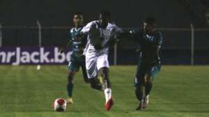 São Caetano 1 x 3 União São João - Arara usa a cabeça, cola no G8 e aumenta drama do Azulão