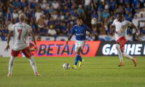 MINEIRO: Cruzeiro termina com nove jogadores, mas arranca empate com o Tombense