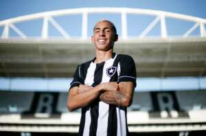 Guarani monitora dois laterais, mas não avança por zagueiro uruguaio