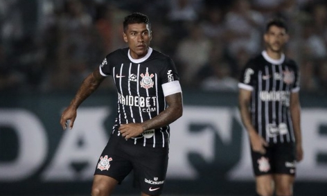 Paulinho se emociona com volta aos campos após 10 meses tratando grave lesão no Corinthians