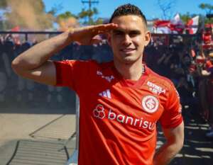 Gaúcho: Torcida do Internacional lota aeroporto para recepção de gala ao colombiano Borré
