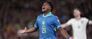 Endrick faz gol da vitória em Wembley e diz esperar ficha cair: 'Ainda tô associando'