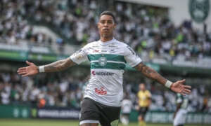 Suspenso por manipulação, atacante voltará aos treinos no Coritiba