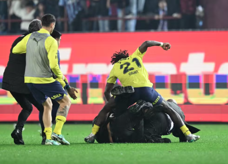 Fifa condena violência no jogo em que atletas do Fenerbahçe brigaram com a torcida na Turquia