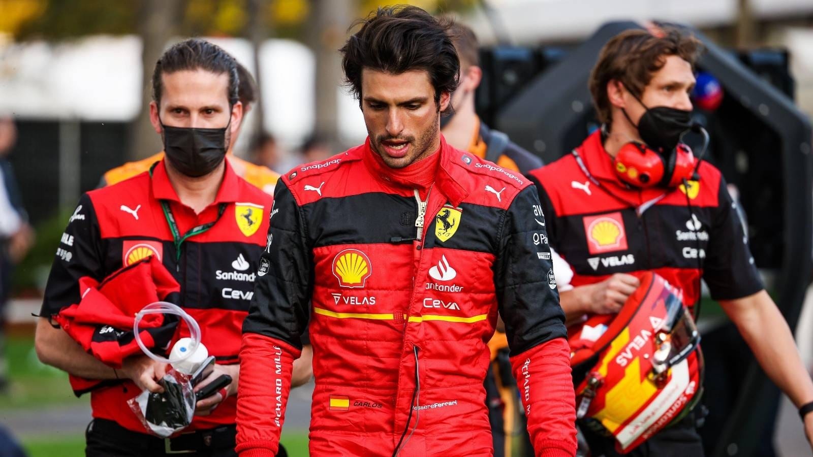 Ferrari informa que cirurgia de Carlos Sainz teve êxito e piloto se recupera no hospital